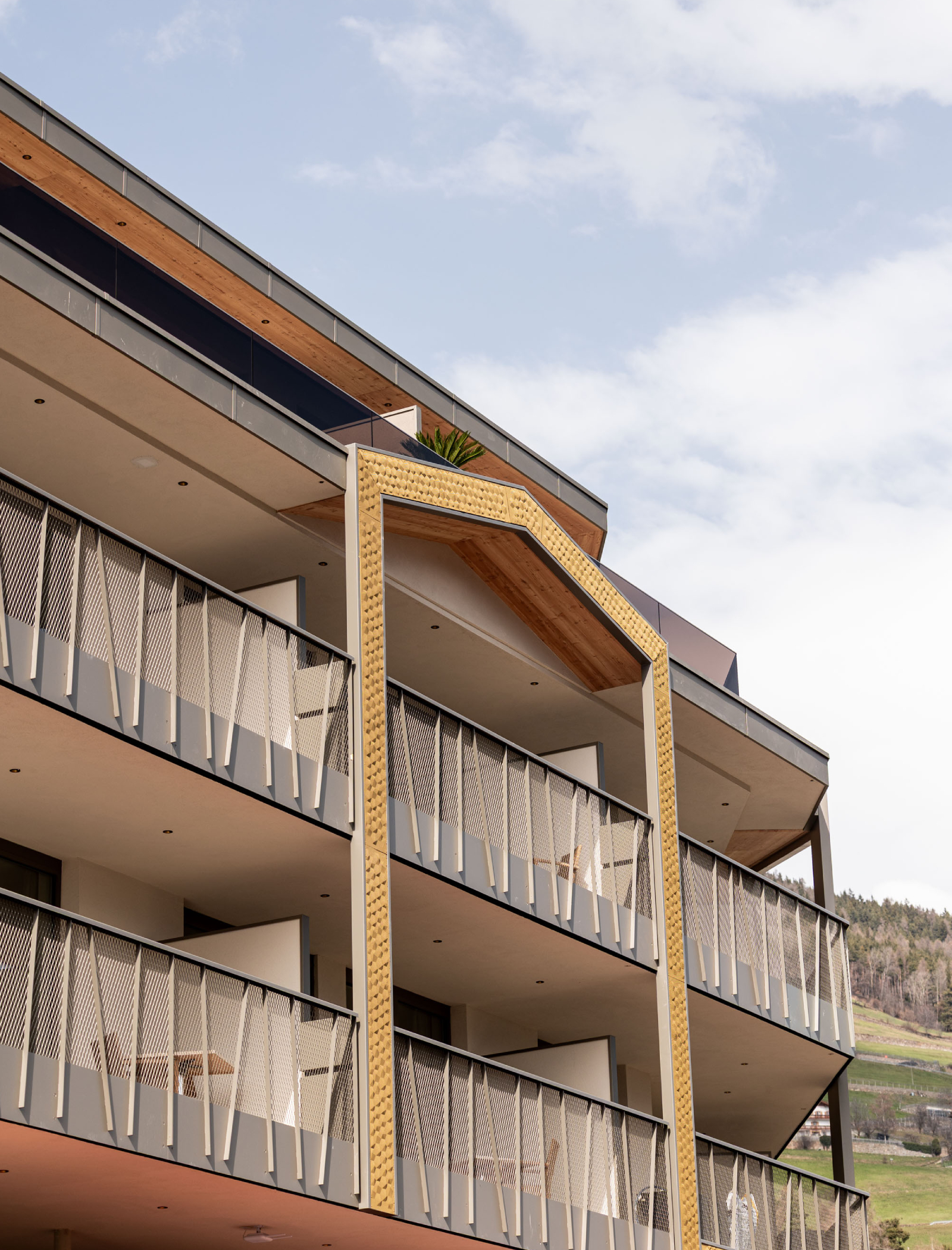 Detailansicht Fassade mit Balkonen und Dachterrassen - Egger Apartments & Suites