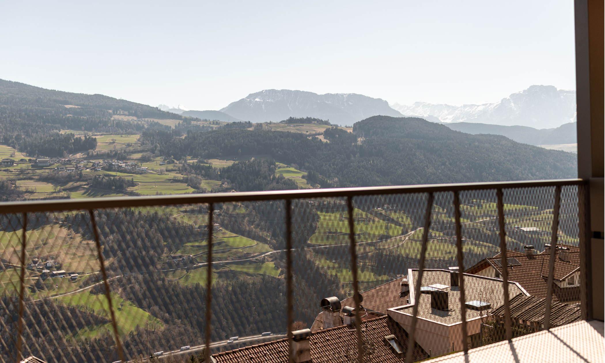 Balkonaussicht ins Tal und auf die Dolomiten - Egger Apartments & Suites