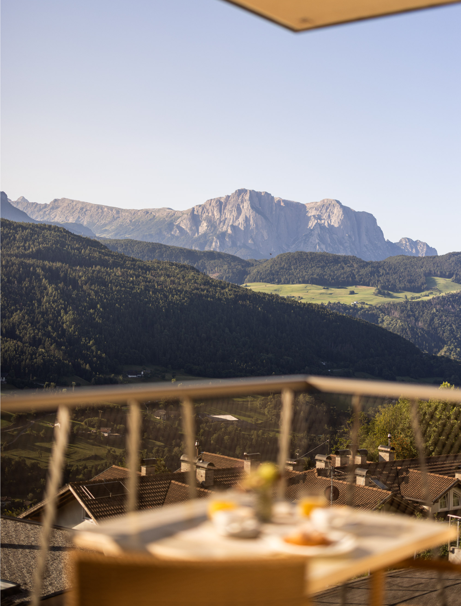 Frühstück auf Balkon mit Blick auf die Dolomiten